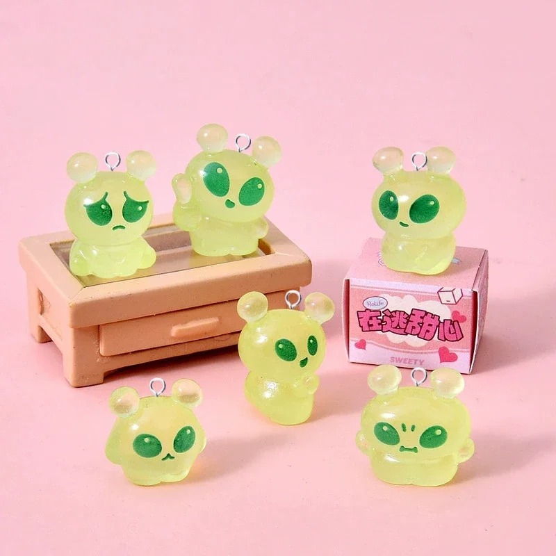 Resin Art Notes - 10Pcs Luminous Mini Green Alien Resin